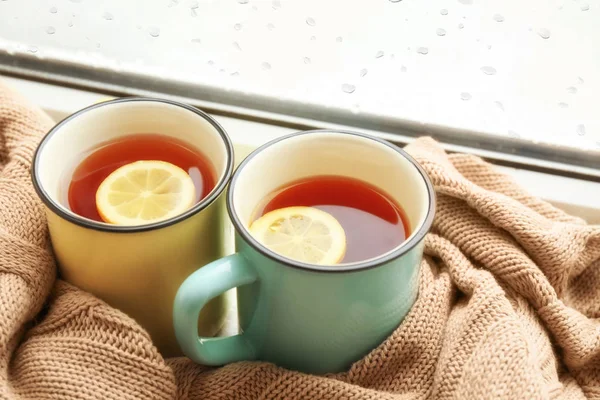 Tazas de té con limón y cuadros —  Fotos de Stock