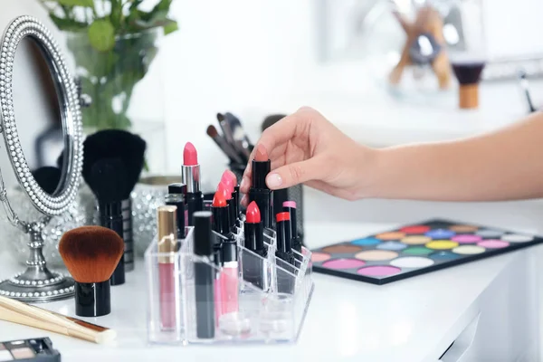 Professionelle Visagistin mit Kosmetik — Stockfoto