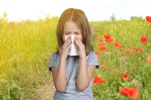 Alergia estacional. Niña con tejido al aire libre — Foto de Stock