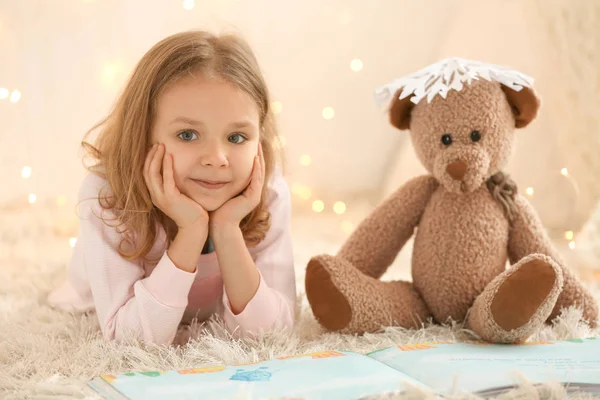 Mignonne petite fille avec ours en peluche — Photo