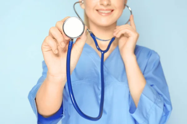 Jovem assistente médico com estetoscópio — Fotografia de Stock