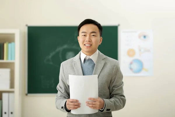 Schöner asiatischer Lehrer — Stockfoto