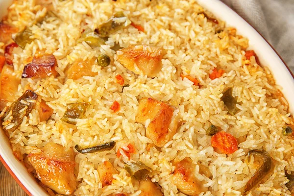 Вкусный рис с курицей и овощами — стоковое фото