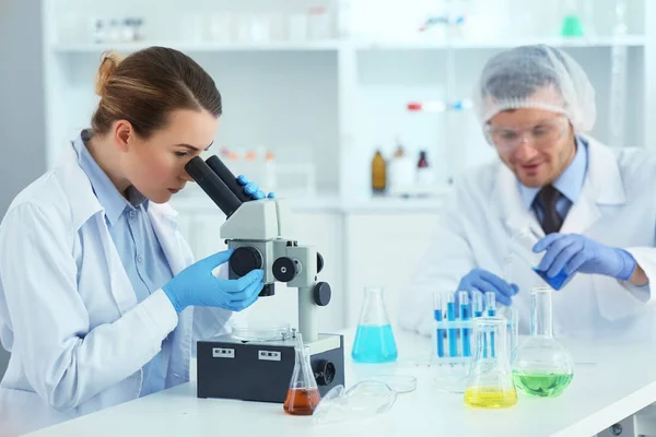 Científicos que trabajan en laboratorio — Foto de Stock