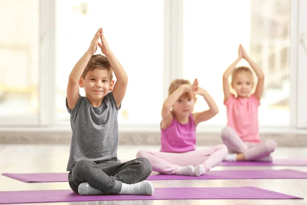 Barn gör gymnastiska övningar — Stockfoto