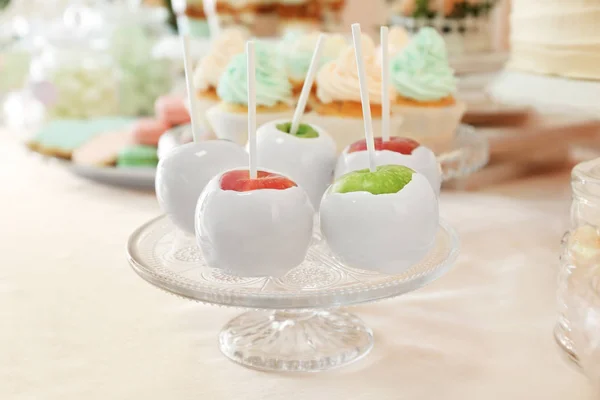 Soporte de vidrio con manzanas dulces — Foto de Stock