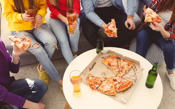 Amigos com pizza saborosa e cerveja na festa em casa — Fotografia de Stock