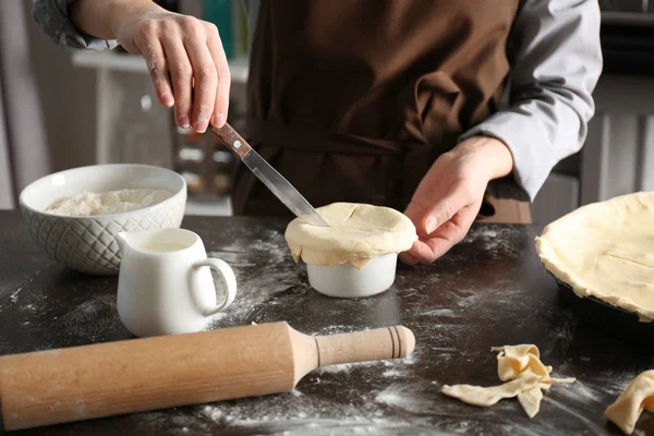 Woman making delicious chicken pot pie — Stock Photo, Image