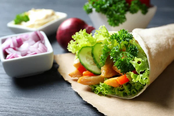 Kanapki z warzywami i mięsem — Zdjęcie stockowe