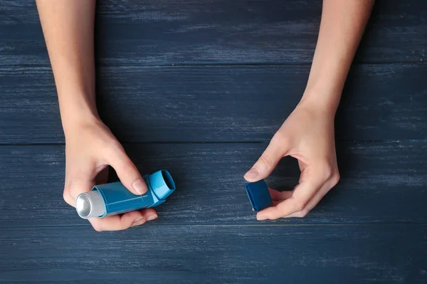 Vrouwelijke handen met astma-inhalator — Stockfoto