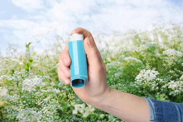 Frau hält Asthma-Inhalator in der Hand — Stockfoto