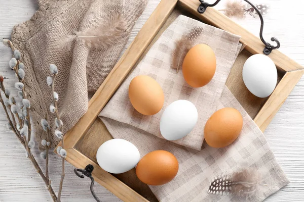 Дерев'яний лоток з великодніми яйцями — стокове фото