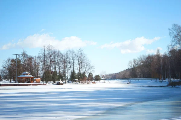 Paisaje con río congelado y cielo azul — Foto de Stock