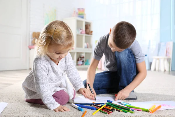 Dos lindos niños sentados en el suelo y pintando — Foto de Stock