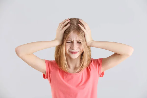 Söt flicka som lider av huvudvärk — Stockfoto