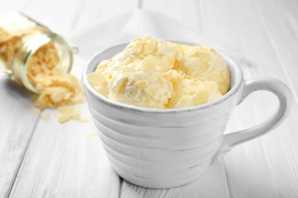 Leckeres Eis mit Mandelscheiben — Stockfoto