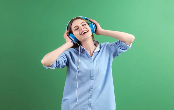 Mooie jonge vrouw luisteren naar muziek — Stockfoto