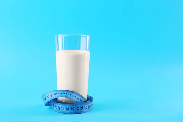 Bir bardak süt ile santimetre — Stok fotoğraf