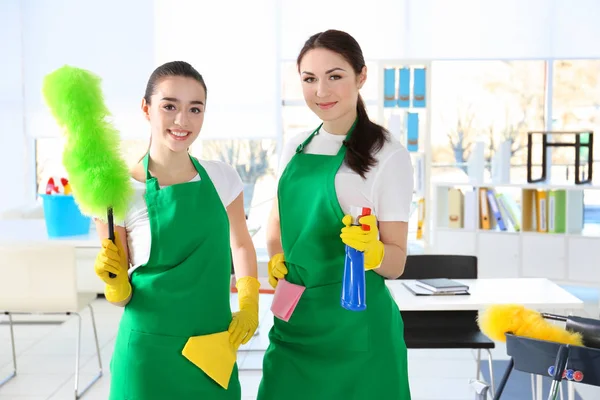 Tim pembersih sedang bekerja di kantor — Stok Foto