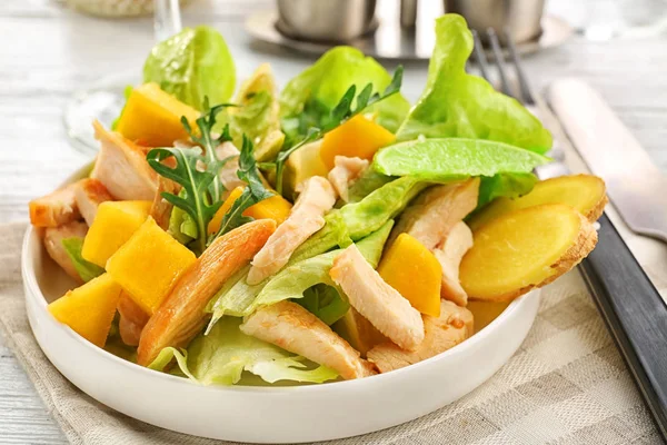 Fresh tasty chicken salad — Stock Photo, Image