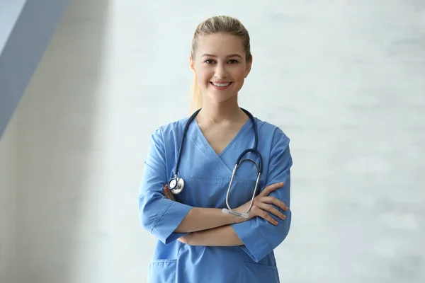 Giovane assistente medico — Foto Stock