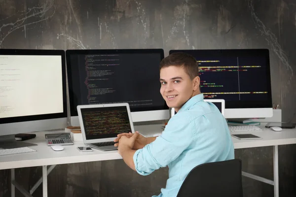 Guapo Joven Programador Trabajando Oficina — Foto de Stock