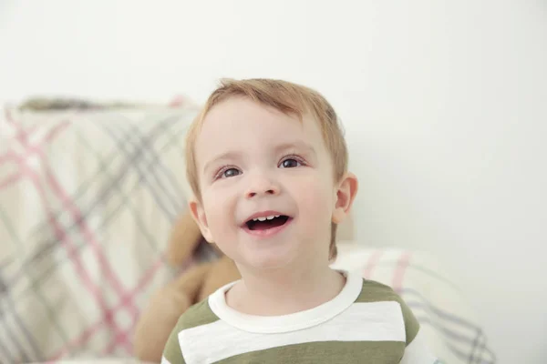 Портрет Милого Маленького Хлопчика Розмитому Тлі — стокове фото