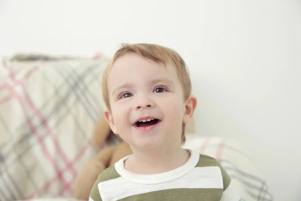 Portret Van Schattige Kleine Jongen Onscherpe Achtergrond — Stockfoto