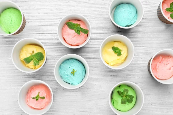 Collezione di gelati in bicchieri di carta — Foto Stock