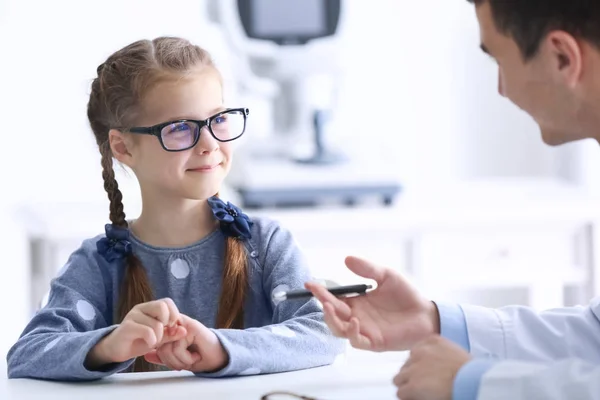 Linda niña en el consultorio del oftalmólogo —  Fotos de Stock