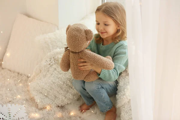 Mignonne petite fille avec ours en peluche — Photo