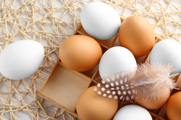 Пасхальні яйця в дерев'яному носії — стокове фото