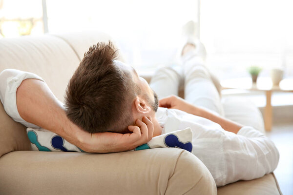 Молодой человек отдыхает
 