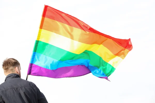 Hombre sosteniendo bandera gay — Foto de Stock