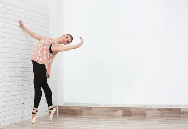 Giovane bella formazione ballerina — Foto Stock