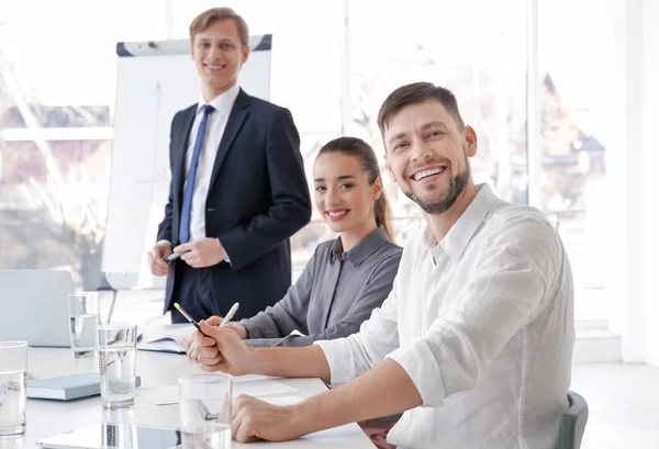 Business trainer giving presentation to group of people — Stock Photo, Image