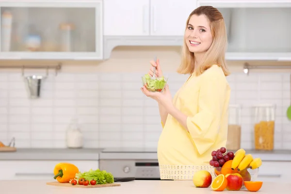 Mujer embarazada desayunando —  Fotos de Stock