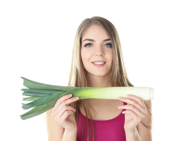 年轻美丽的女人抱着韭菜在白色背景 — 图库照片