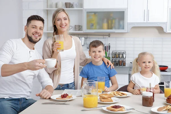 Glückliche Familie frühstückt in der Küche — Stockfoto