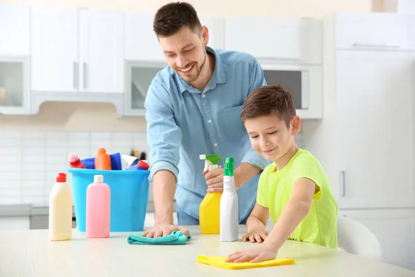 Tata i syn robi czyszczenie — Zdjęcie stockowe
