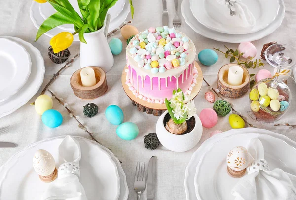 Hermoso pastel y decoración de Pascua — Foto de Stock