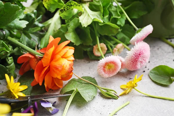Composição com flores e ferramentas de jardinagem — Fotografia de Stock