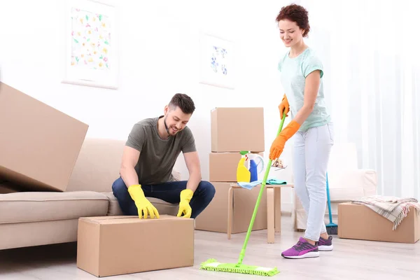 Pasangan muda membersihkan rumah — Stok Foto