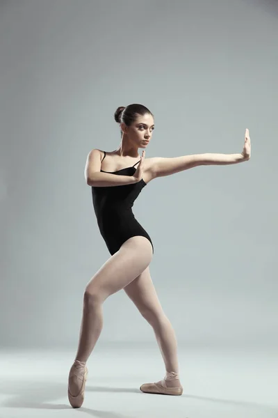 Jovem bela bailarina dançando — Fotografia de Stock