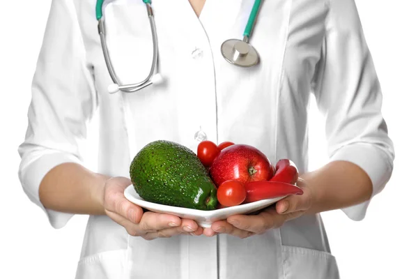 Médico sosteniendo plato con alimentos saludables —  Fotos de Stock