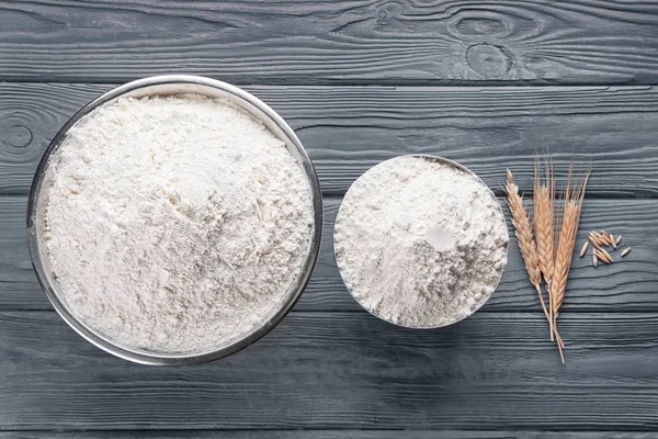 Ciotole di farina bianca e spighe di grano — Foto Stock