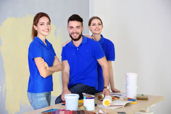 Equipe de jovens decoradores — Fotografia de Stock