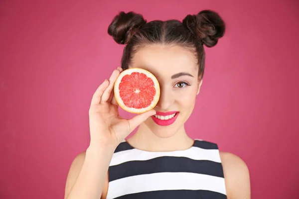 Schöne junge Frau mit Grapefruit — Stockfoto