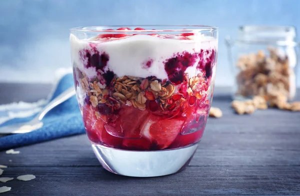 Sabroso postre con yogur —  Fotos de Stock