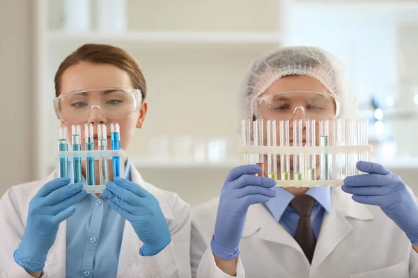 Cientistas que trabalham em laboratório — Fotografia de Stock